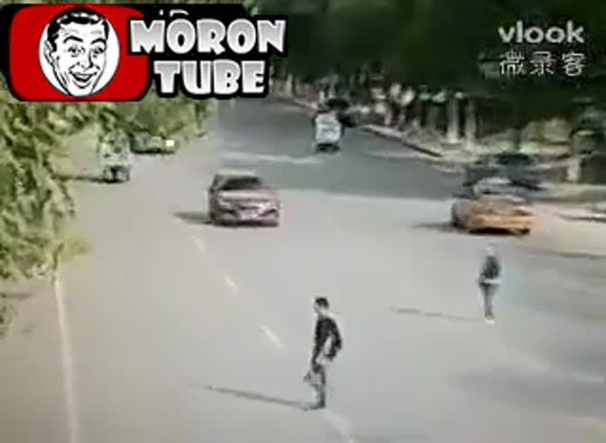 Video :A drunk driver murders a vulnerable pedestrian, highlighting the hazards of drunk driving